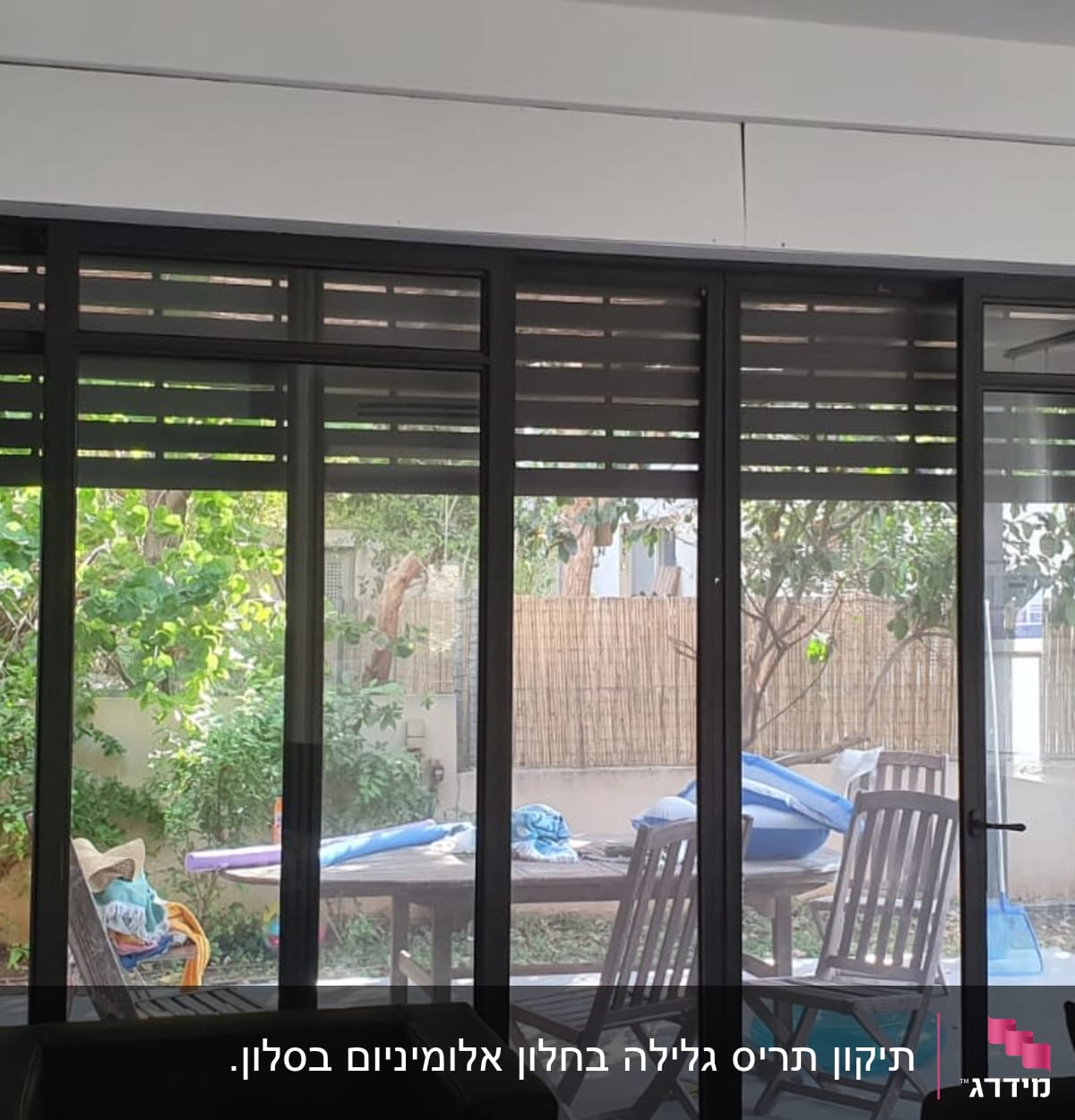 תריסים שחורים על חלונות זכוכית גדולים